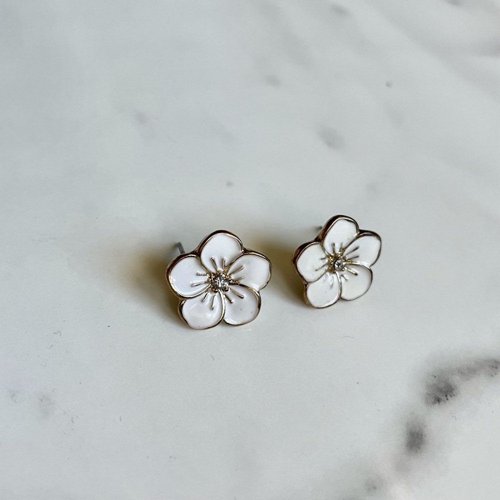 White flower Urban outfitters earrings